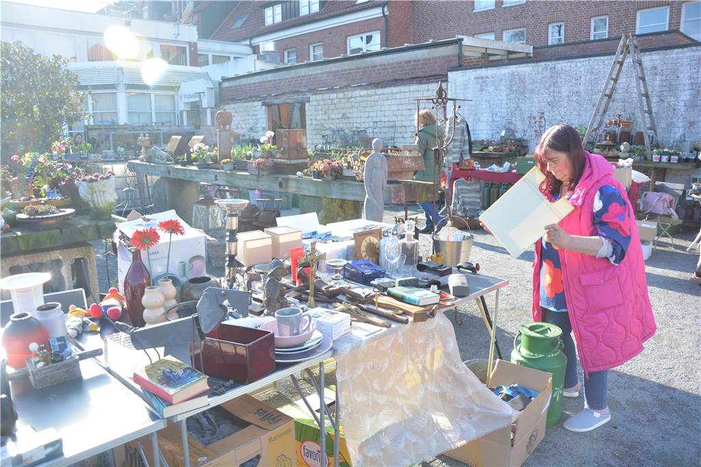 Auf der Jagd nach Schnäppchen führte es viele Besucher zum Langschläferflohmarkt der Gärtnerei Tausendschön. 
