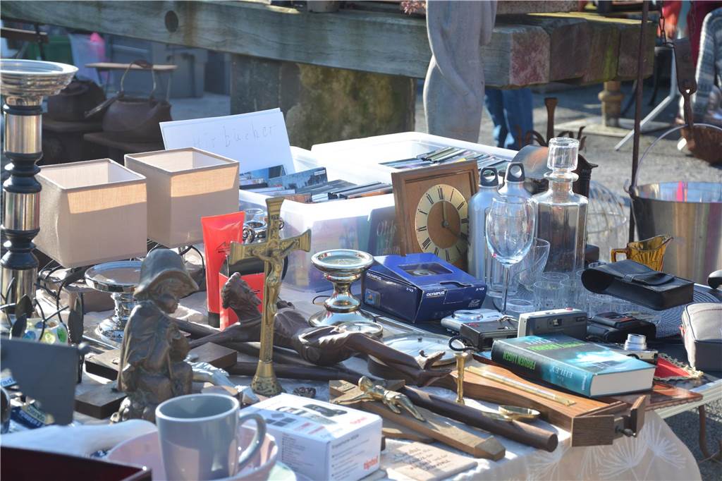 Auf der Jagd nach Schnäppchen führte es viele Besucher zum Langschläferflohmarkt der Gärtnerei Tausendschön. 