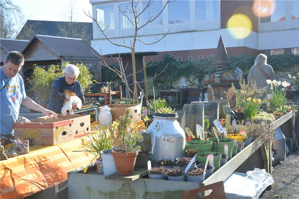 Auf der Jagd nach Schnäppchen führte es viele Besucher zum Langschläferflohmarkt der Gärtnerei Tausendschön. 