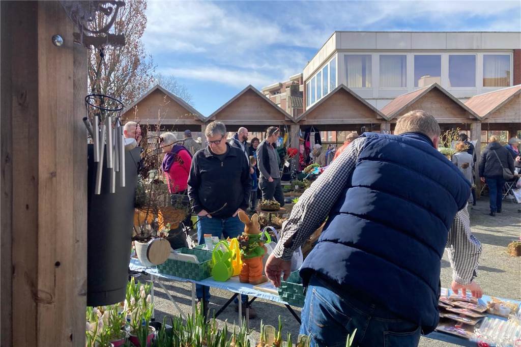 Auf der Jagd nach Schnäppchen führte es viele Besucher zum Langschläferflohmarkt der Gärtnerei Tausendschön.