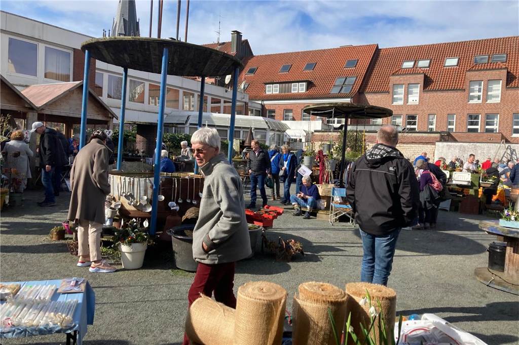 Auf der Jagd nach Schnäppchen führte es viele Besucher zum Langschläferflohmarkt der Gärtnerei Tausendschön.