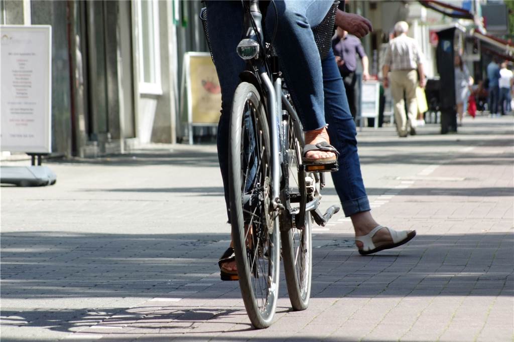 Jeder gegen jeden - hier kommen sich Radfahrer, Autofahrer und Fußgänger in die Quere Auf der Kaiserstraße kommen sich Radler und Fußgänger häufig in die Quere.
