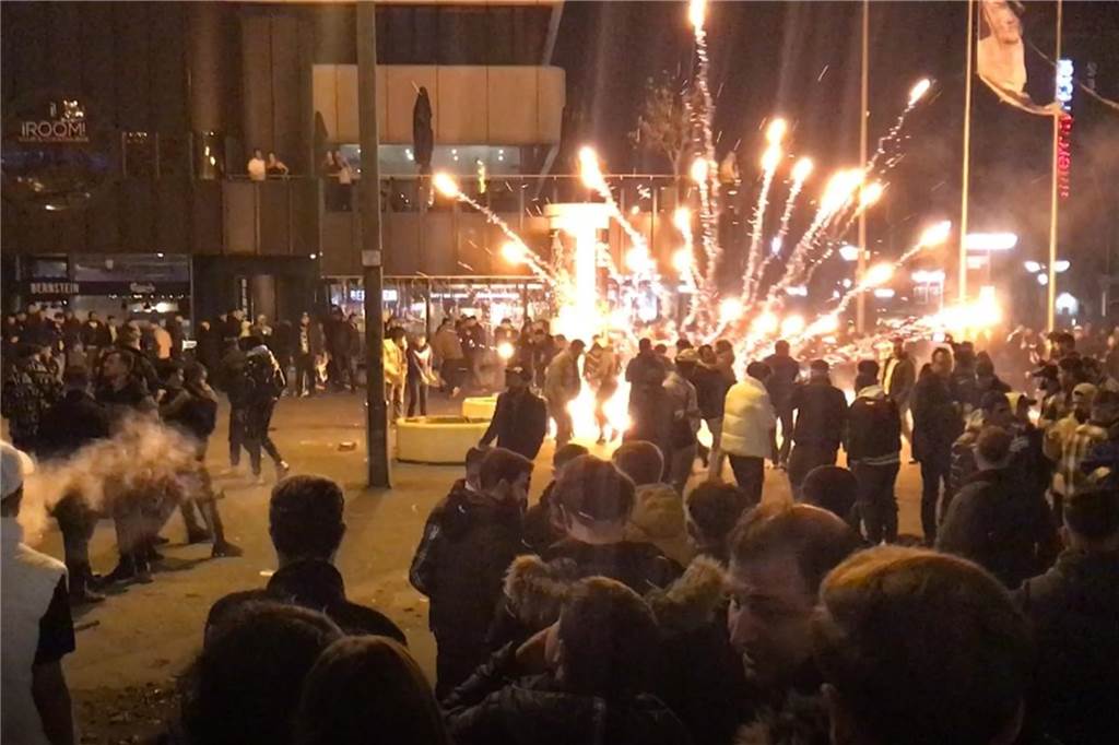 Silvester 2023 in Dortmund: Stadt verzichtet auf gesonderte Böllerverbotszonen - erstmals seit 2016 Auf der Kampstraße explodierten Böller auch mitten in der Menschenmenge.