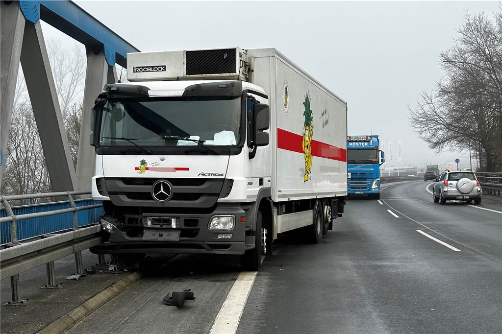 Glatteis-Unfälle am Morgen in Haltern: Lkw von Kanalbrücke geborgen Lkw in Leitplanke auf Kanalbrücke in Haltern