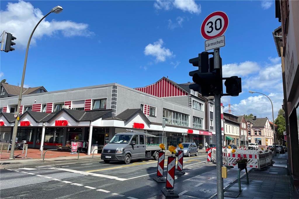 Grüne fordern mehr Tempo-30-Abschnitte in Huckarde und Kirchlinde Die östliche Kirchlinder Straße im Geschäftszentrum von Dortmund-Kirchlinde mit einem 30er-Schild und dem Zusatz Lärmschutz.