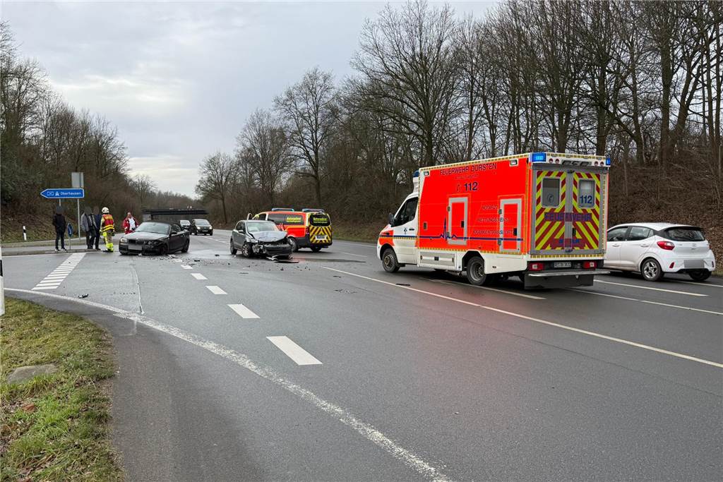 Notarzt und Rettungsdienst stehen gemeinsam mit mehreren Unfallfahrzeugen auf der Königsberger Allee in Dorsten.