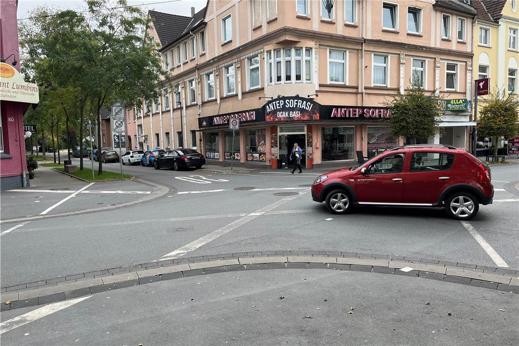 Sieben Orte: Fahrlehrer Matthias Müller weiß, wo Autofahrer Fehler machen Auf der Kreuzung der Langen Straße und der Hugo Straße verlaufen sternförmig viele Linien. Die sogenannten Begegnungsfelder sorgen bei vielen Verkehrsteilnehmern für Verwirrung.