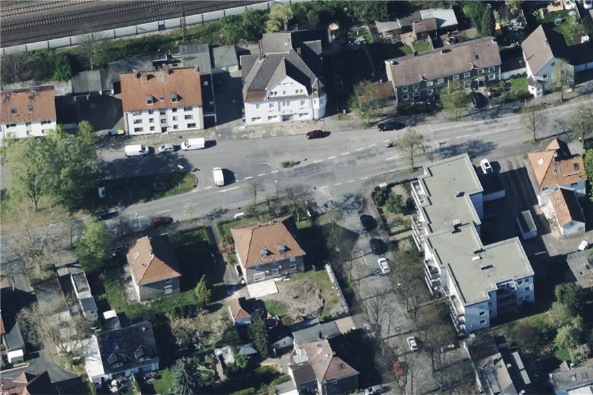 Pedelec-Fahrer nach Zusammenprall mit Auto ins Krankenhaus gebracht Auf der Kreuzung Victorstraße / Eichenweg in der Nähe des Bladenhorster Waldfriedhofes kam es am Mittwoch zu einem Unfall mit einem Pedelec-Fahrer. Der Mann wurde verletzt.