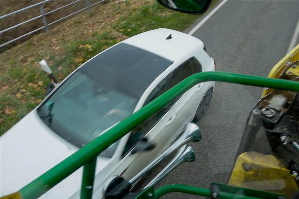 Rauf auf die Maschine: Volontärin Jule Lamers wagt sich ans Steuer Landstraße Auto und Feldhäcksler