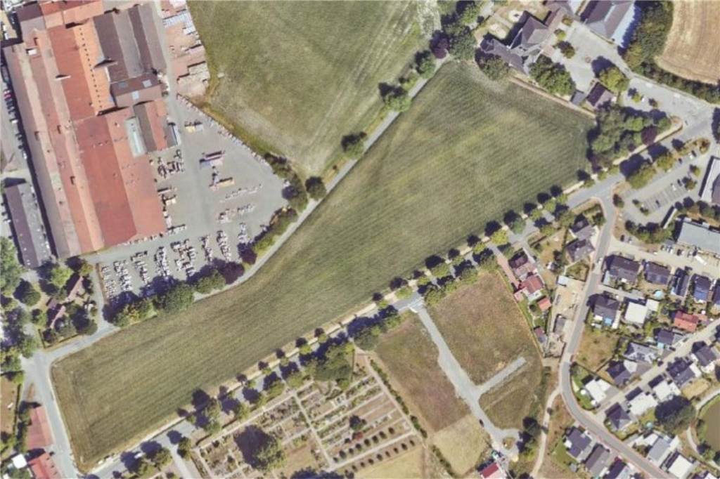 Fünf Architekturbüros stehen zum Neubau der Grundschule zur Auswahl Auf der langgestreckten Fläche an der Weseler Straße soll ein Schulneubau für die Grundschule Schermbeck entstehen.