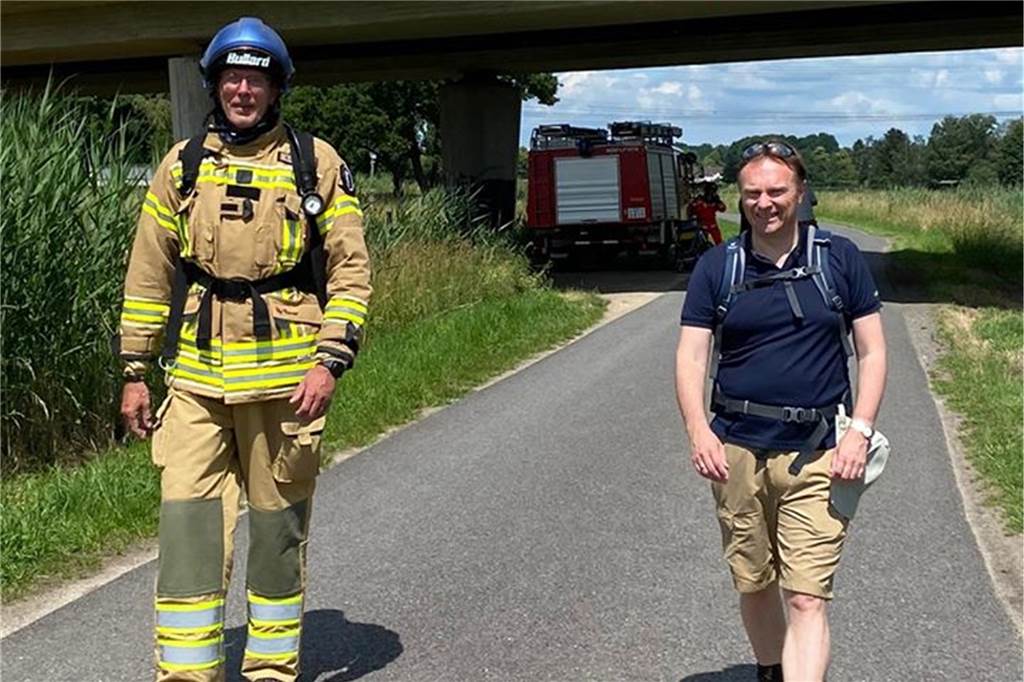 Emotionen und Tränen: Stephan Lendring packt 500 Kilometer-Spenden-Marsch Auf der letzten Etappe am Samstag von Gronau zurück nach Nienborg begleite Stephan Lendring sogar Landrat Dr. Kai Zwicker (r).