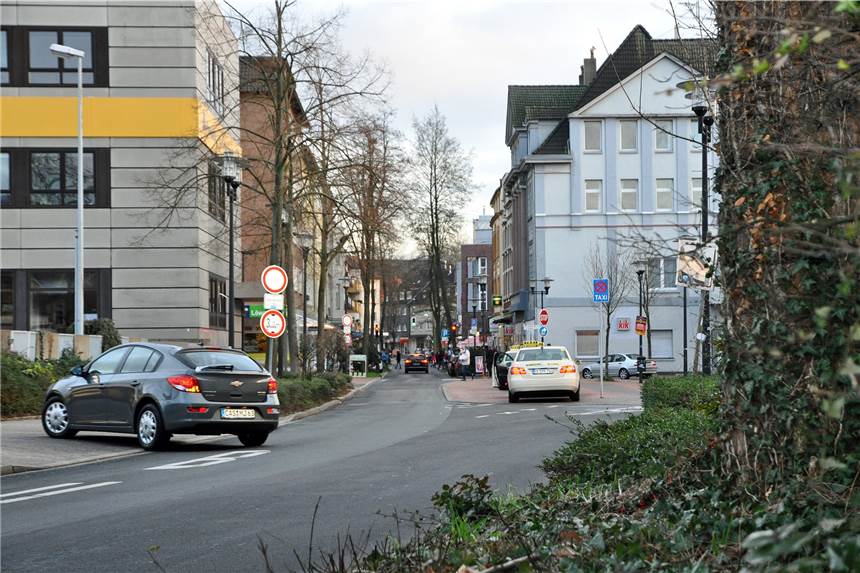 Bei einem Autounfall in der Castroper Altstadt wurde eine Frau verletzt Auf der Lönsstraße hat es am Freitagmorgen geknallt. Eine 34-jährige Autofahrerin wurde bei einem Unfall verletzt.