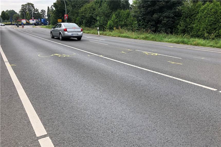 Nach Unfall mit Radfahrer in Selm: Polizei gibt weitere Details bekannt Auf der Lüdinghausener Straße in Selm sind nach dem Unfall noch die Markierungen der Polizei auf der Straße zu sehen.