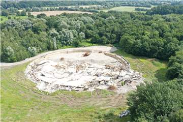 Auf der Luftaufnahme ist noch gut zu erkennen, dass an dieser Stelle der Runde Kühlturm des Steag-Kraftwerks stand. Der Wald dahinter erhebt sich auf der Fläche der sogenannten Bischoff-Deponie. 