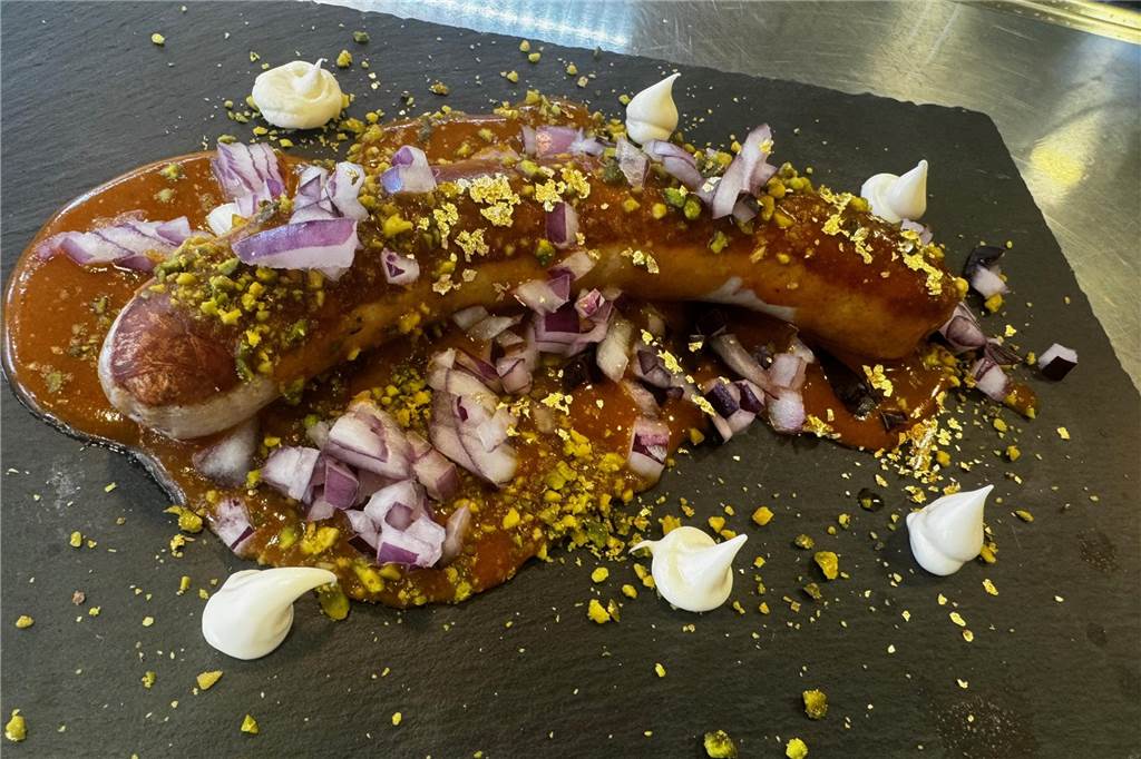 Auf der luxuriösen Dubai-Currywurst dürfen Pistazien und Gold natürlich nicht fehlen.