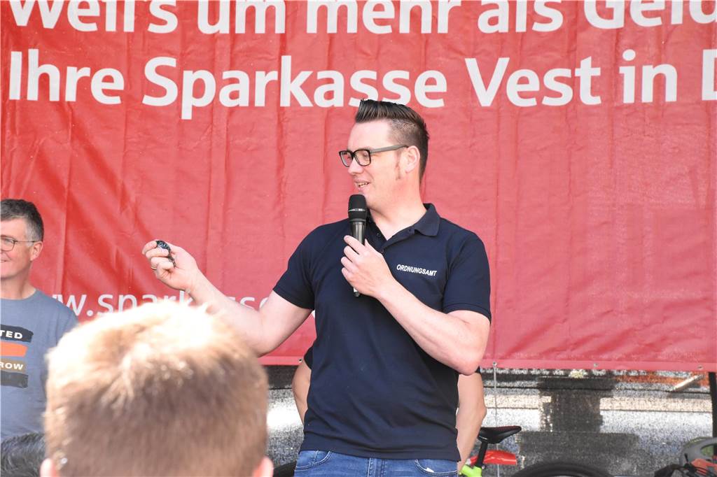 Tausende feiern beim Altstadtfest in Dorsten Auf der Marktplatzbühne worden zahlreiche Fundsachen versteigert.
