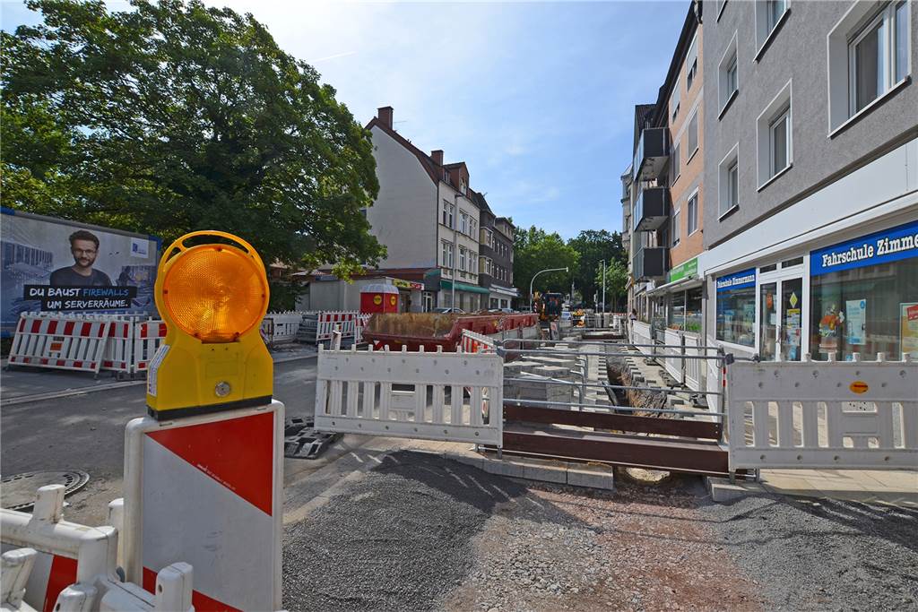 Regenbogen-Grundschule: Politiker im Westen kritisieren schlechte Absprachen Auf der Mengeder Straße in Dortmund haben Bauarbeiter das neu verlegte Pflaster wieder aufgenommen und einen tiefen Graben für die Stromleitung gebuddelt.