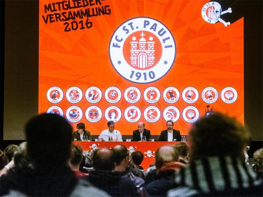 FC St. Pauli erzielt hohen Gewinn Auf der Mitgliederversammlung wird der Gewinn verkündet. Foto: Markus Scholz