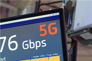 Auf der Mobilfunk-Messe in Barcelona gehört schneller 5G-Datenfunk zu den Hauptthemen. Gleichzeitig gehen die Verteilungskämpfe zwischen Branche und Online-Firmen weiter. Foto: Andrej Sokolow