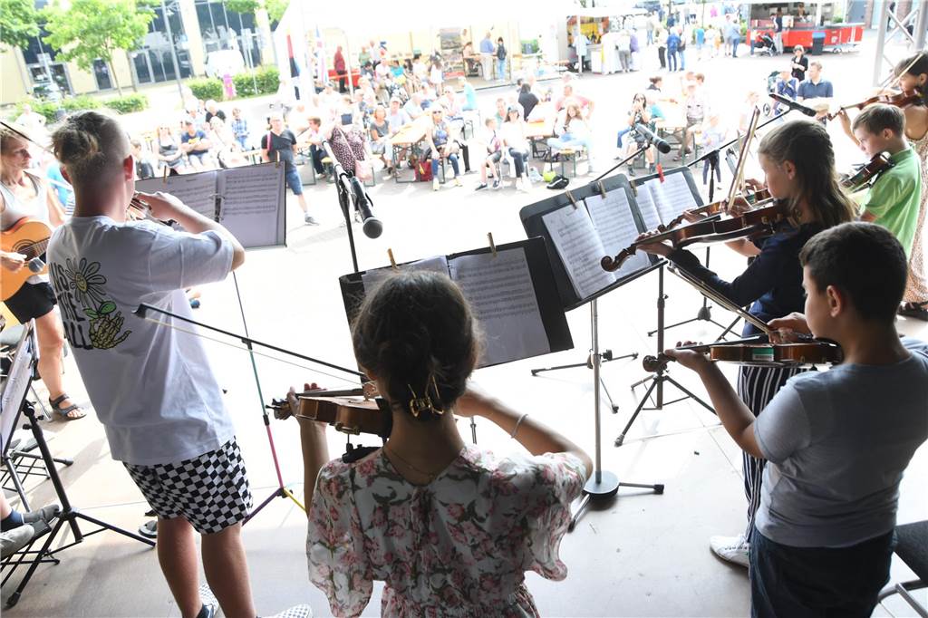Stadtfest-Sonntag in Selm: Oldtimer, Polizei und ganz viel Musik Auf der Musikbühne auf dem Willy-Brandt-Platz präsentieren sich unter anderem Musikschülerinnen und Musikschüler.