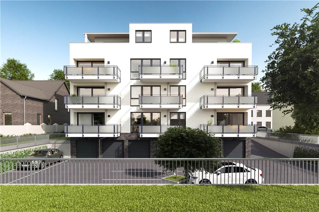 Auf der nach Südwesten gerichteten Rückseite des Gebäudes liegen die Balkone, ein Hof mit Stellplätzen und die Garagen.