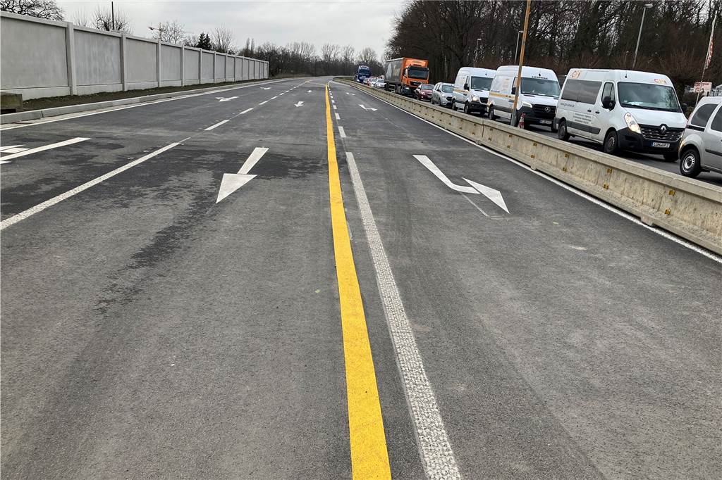 Graffiti ziert neue Lärmschutzwand an B54-Baustelle: Diskussion auf Social Media schweift schnell ab Auf der neuen Fahrbahn zwischen Kupferstraße und Datteln-Hamm-Kanal gibt es sichtbare Fortschritte in Form von gelben Markierungen.