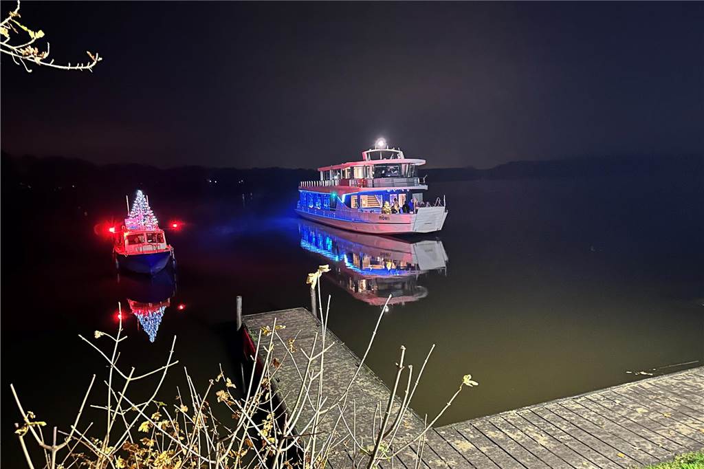 Auf der neuen Möwe legte der Nikolaus am Anleger Seestern an.