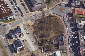 Auf der noch bewachsenen Fläche schräg gegenüber der Aldi-Filiale und am Kreisverkehr zum ehemaligen Zechengelände will ein Investor Wohnbebauung und eine Drogeriemarkt-Filiale errichten.