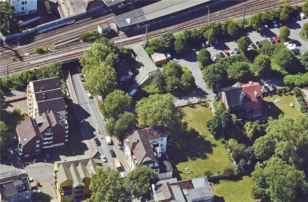 Fahrrad-Parkhaus am Hauptbahnhof: Hier wird bald doppelstöckig eingeparkt Auf der Nordseite des Hauptbahnhofes endet der Bahnhofstunnel mit einem Vordach. Direkt an seinem Ende ist eine kleine Grünfläche. Auf dieser soll das Parkhaus aufgestellt werden.