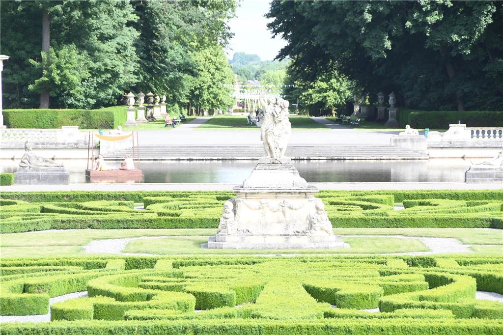 Schloss Nordkirchen am 11. Juni: Wenn Filmkunst auf Gartenkunst trifft Auf der Nordseite des Schlosses hat der Garten eine besondere Architektur. Das Schloss Nordkirchen wird auch als „Westfälisches Versailles" bezeichnet.