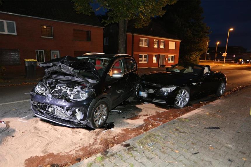 Auf der Olfener Straße gab es einen Frontal-Zusammenstoß zweier Autos.