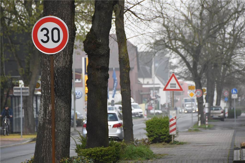 Tempo 30 überall in Selm? Stadt begrüßt Vorstoß für mehr Sicherheit Olfener Straße in Selm