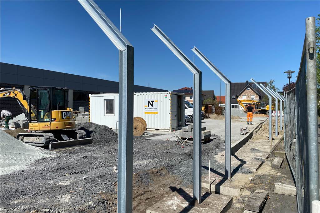 Neuer Aldi Ascheberg: Eröffnungstermin nach Verzögerungen noch im April Auf der Ostseite des Aldi-Grundstückes Richtung Sandstraße entsteht eine Lärmschutzwand.
