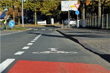 Auf der Ottensteiner Straße fahren die Radfahrer auf der Straße.