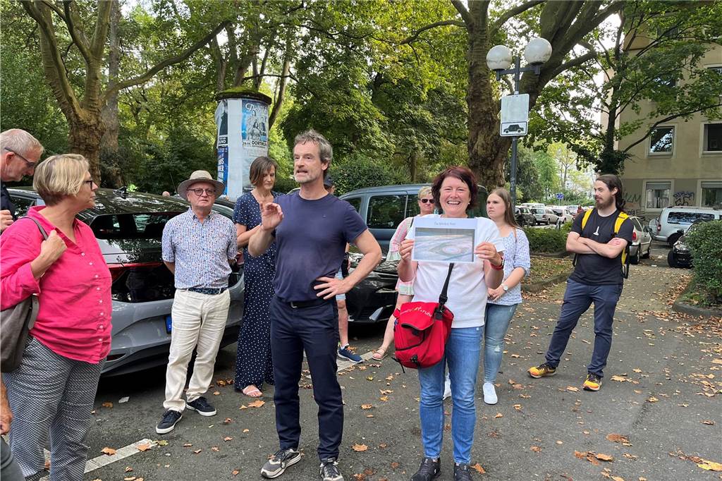 Auf Tatort-Tour mit Jörg Hartmann und Ex-OB Ullrich Sierau Jörg Hartmann und Stadtführerin Heike Regener mit einem Foto des Fake-Gullys am Westpark.