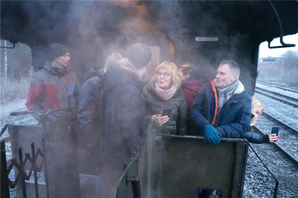Marion Lochthove und Rainer Uhlich genießen Fahrt im nostalgischen Zug Auf der Plattform zwischen den Wagons treffen sich die hartgesottenen Eisenbahnfans.