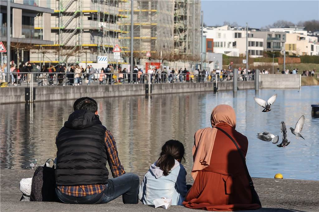 Frühlingswetter in Dortmund: So voll war’s am Phoenix-See Auf der Promenade des Phönix-Sees hielten sich viele Familien mit Kindern auf.