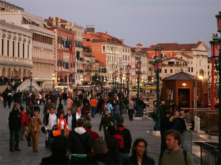 Rummel statt Romantik: Venedig versinkt im Massentourismus Auf der Promenade Riva degli Schiavoni am Markusplatz sind immer viele Touristen unterwegs. Foto: Jens Kalaene/Archiv