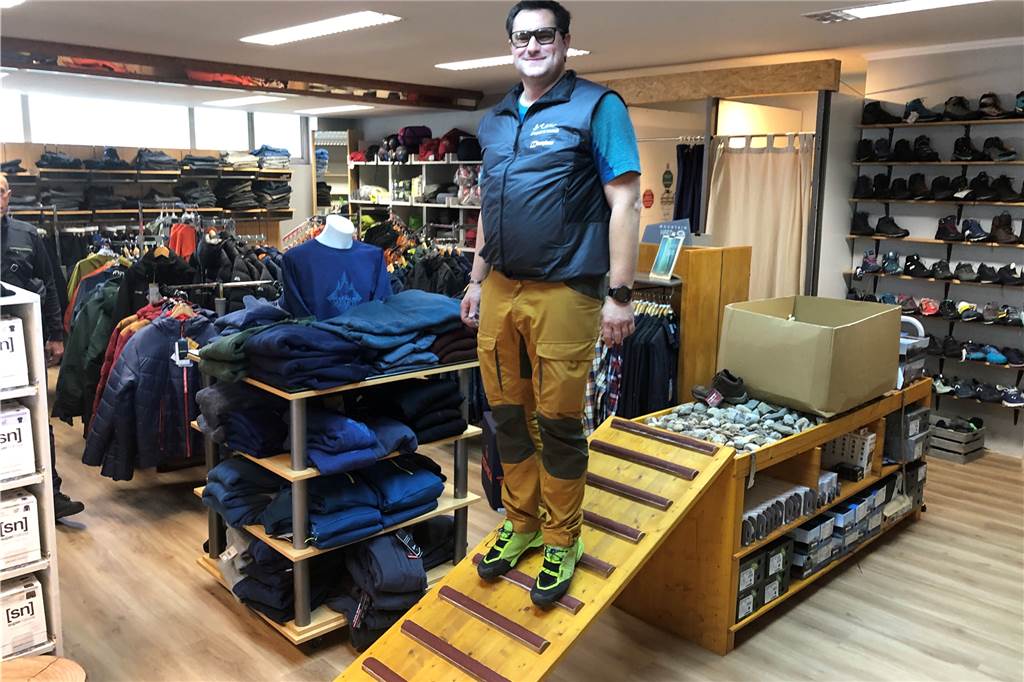 „Up & Away Outdoor“: Alexander Knorre-Hüttermann zeigt sein neues Geschäft Auf der Rampe im Geschäft können Kunden Schuhe darauf testen, ob sie sich beim Bergab-Laufen als nicht zu klein erweisen.