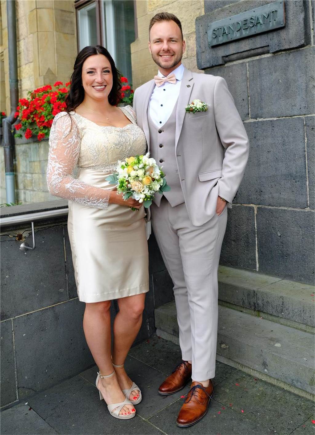 Carina und Jens heiraten: Aus dem Traum wurde Wirklichkeit Ein Brautpaar steht vor dem Recklinghäuser Rathaus.
