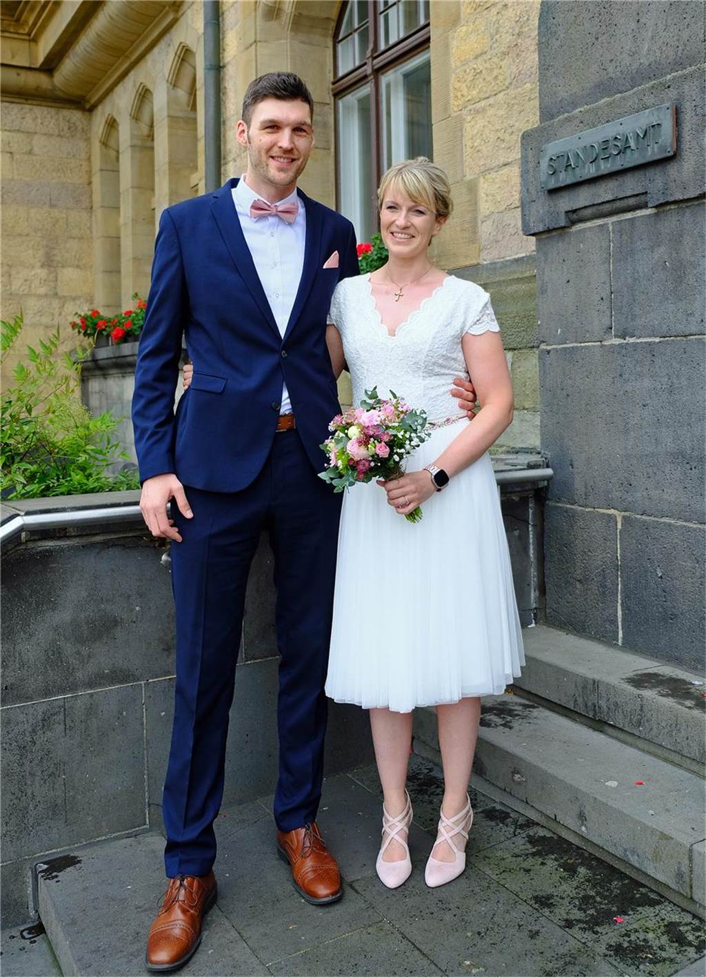 Julia und Steffen heiraten: Antrag auf „lebenslänglich“ angenommen Die Eheleute Julia Henning und Steffen Oelschläger nach ihrer Trauung vor dem Rathaus in Recklinghausen