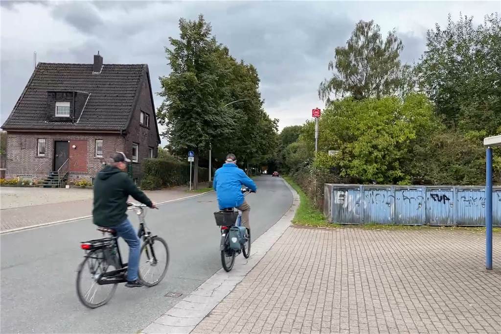 Bahnhofs-Planer Suhre in Bork: „Greifen die Kritik der Bürger auf“ Auf der rechten Seite vom Bahnhof Bork blickend wird es künftig einen Radweg geben - nur für Radfahrerinnen und Radfahrer. Füßgängerinnen und Fußgänger erhalten auf der linken Seite einen eigenen Weg.
