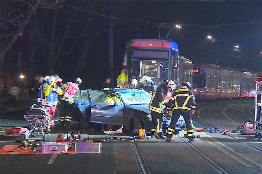 Schwerer Unfall zwischen Auto und Stadtbahn Rettungskräfte beim Verkehrsunfall auf der Rheinischen Straße in Dortmund