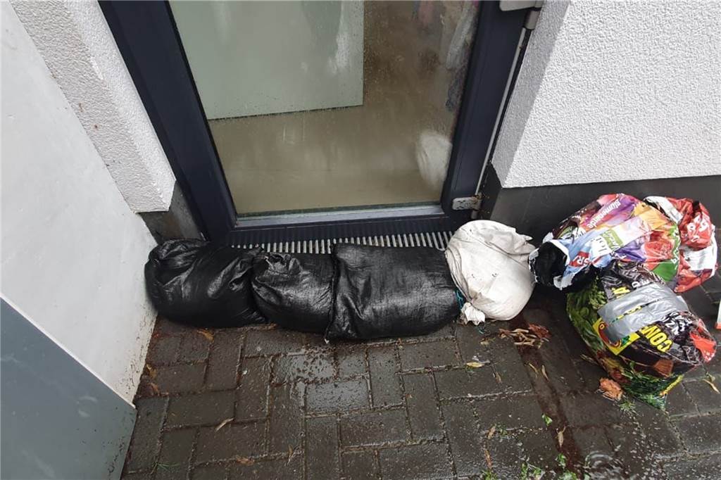 Auf der Rückseite des Gebäudes hatten die Eltern den Eingang mit Sandsäcken geschützt.