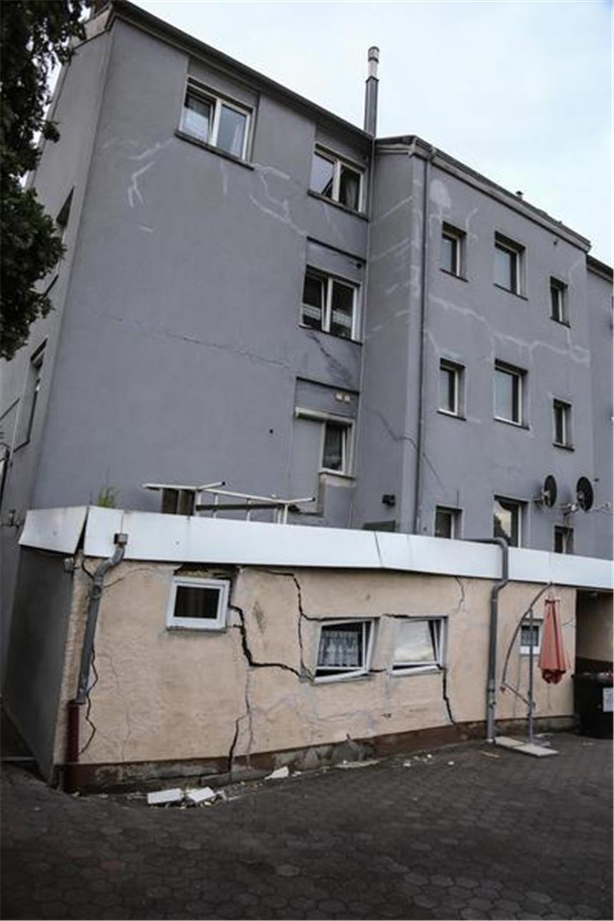 Unterspültes Haus droht nach Unwetter einzustürzen Auf der Rückseite sind die Schäden deutlich sichtbar.