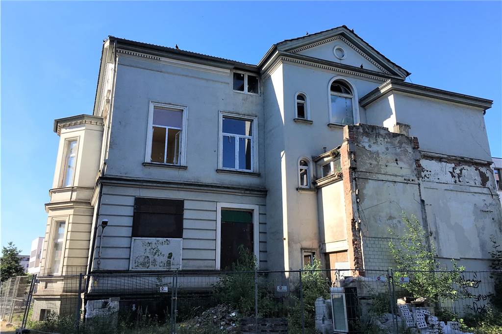 Tull-Villa am Phoenix-See wird zwangsversteigert Auf der Rückseite sind Fenster zerstört, Tauben haben das Gebäude erobert.