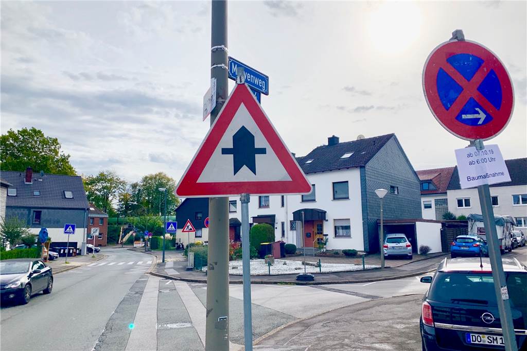 Gesperrte Sölder Straße: Diese Regel sorgt auf der Umleitung für Verwirrung Auf der Schlagbaumstraße hat sich in einer Fahrtrichtung die Vorfahrt geändert.