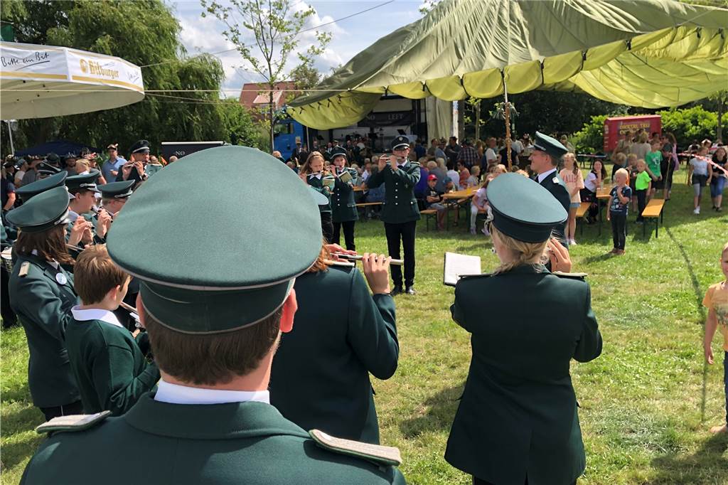 Video und Fotos: Kinder und Schützen haben Spaß auf der Schlingewiese Auf der Schlingewiese wurde ein schattenspendender Fallschirm aufgespannt. Der Spielmannszug (Foto) und die Musikkapelle Südlohn sorgten für Livemusik.