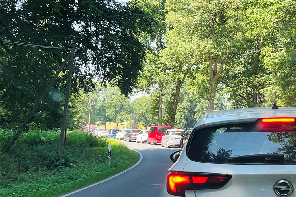 Kein Durchkommen: Extremes Verkehrschaos am Naturwildpark in Haltern Auf der schmalen Granatstraße stauten sich die Autos am Sonntag. Es ging weder vor noch zurück.