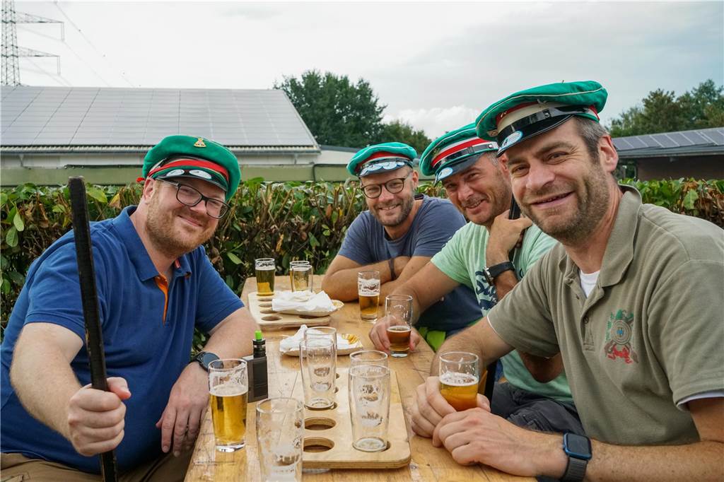 Auf der Schützenübung wird auch Bier trinken geübt.